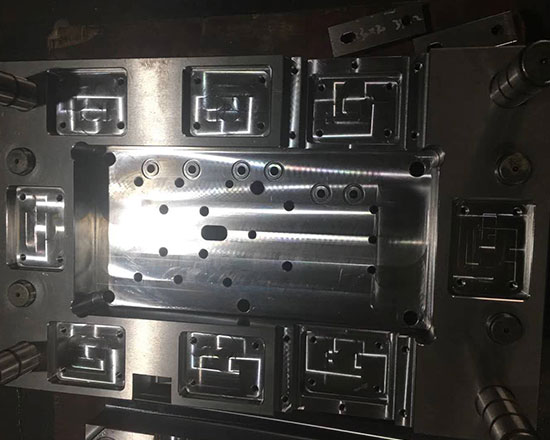 雙色雙材料是指兩種顏色的兩種塑料材料。塑料材料通常分為硬橡膠和硬橡膠塗層的軟橡膠和硬橡膠。該模塑產品具有許多功能，如外觀和質地，防撞和防摔。雙色模具基座是由兩種或更多種組合組成的特殊模具，其可以消耗兩種塑料材料。雙色成型機分為兩種類型：水平和垂直。兩個或多個模具由機器以180度或120度加載和模製。雙色注塑機類似於傳統的單色注塑機，不同之處在於它具有兩個成形噴嘴和一個成形機構。 1：框架型號： a：拆下框架模具前的所有夾緊螺釘 b：首先，不應將全模式和反向操作側調節到高壓，否則可動模板可能會因力不均勻而損壞機器; c：用手插入所有夾緊螺釘，鎖定螺釘; d：打開模具後，將陽模旋轉180度; e：將第二個主模型加載到公共模型中作為參考; f：最後，第二個普通模具加載第二個主模型作為參考; g：兩套模具好後;停止模具調整